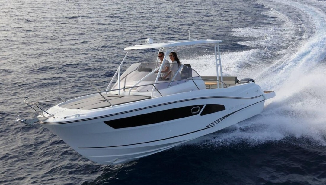 Jeanneau Leader 9.0 with Twin Mercury 200 HP – 39% More Fuel Efficient at 28 MPH and 35% Faster at 3500 RPM
