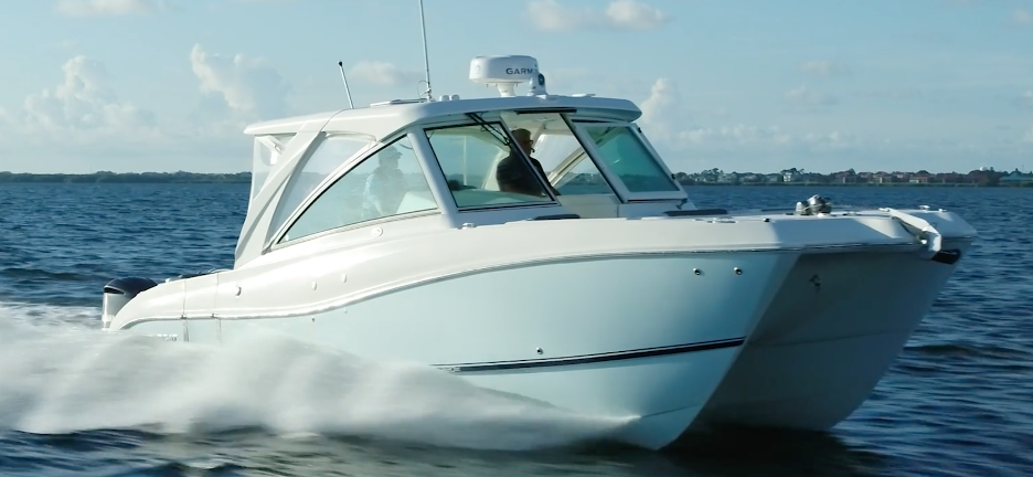 World Cat 325 DC with Twin Yamaha 300 HP – 105% Faster at 3000 RPM